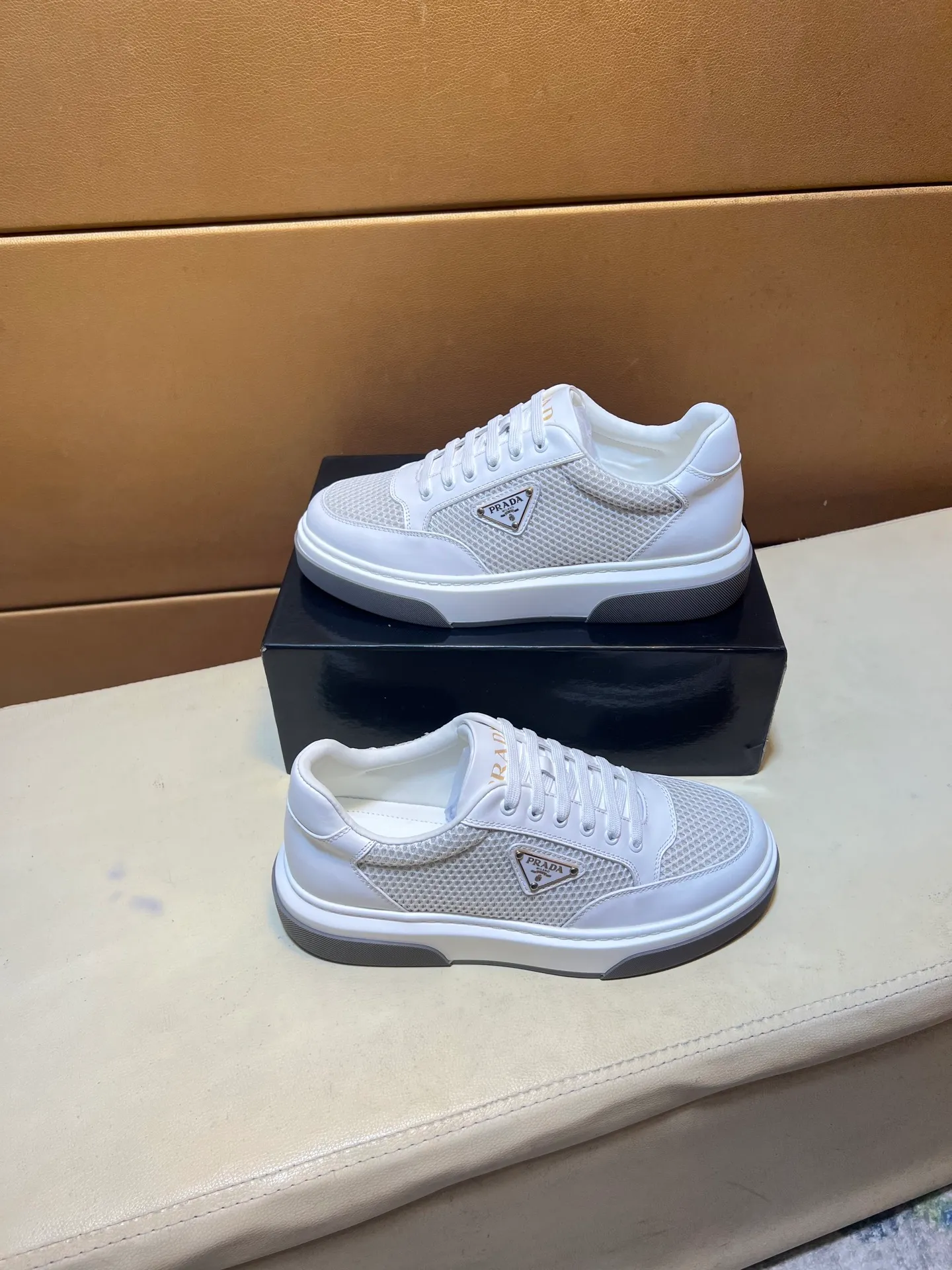 pp560💰👑👑《PRADA》【Classic Original Version】Prada: Top 🔝 Purchasing Agent 🔍🔍Sold at the latest men’s counter simultaneously, imported high-quality original version from Italy 🇮🇹: 🔝Brand silk calfskin·Shoe height, brand logo·Brand high mercerized canvas cloth·Tongue screen printing Brand logo: Prominent (high-end, extravagance, class), exquisite workmanship (imported Italian 🇮🇹 water-based mesh lining, 🐂cowhide feet), soles: original soles specially provided by the original factory, double-layer movable molding: transparent air cushion bottom, environmentally friendly, wear-resistant, ultra-light, comfortable, 🌲🌲🌲, real-life photos 🎬The real ones are more beautiful Flying code number 38-44